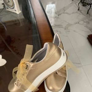 Gorgeous lace -up sneakers